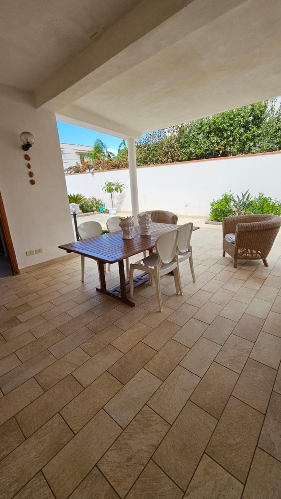 Isolahome Isola delle Femmine Luaran gambar